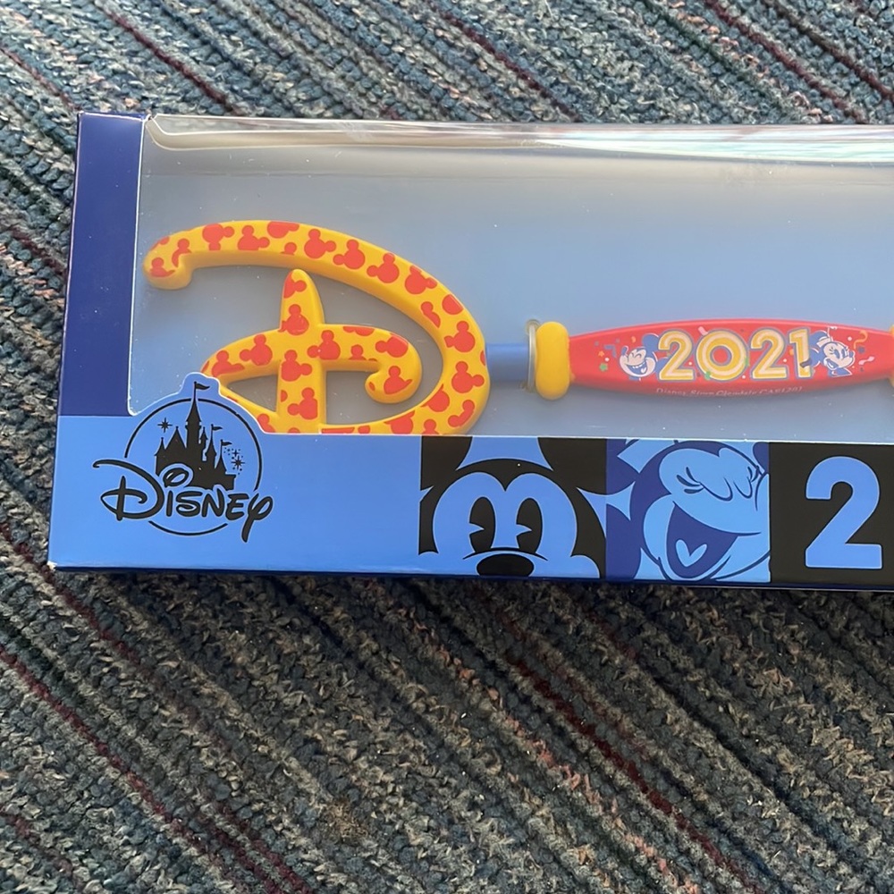 DisneyStoreExclusive 2021 Key - Picture 2 of 4